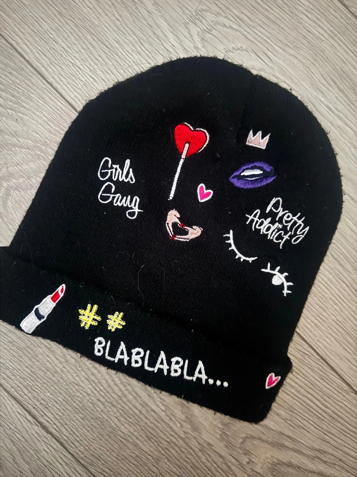 Bonnet noir original avec motifs brodés colorés